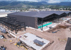 Empresa constructora estructura metálica centro logístico Quito 2